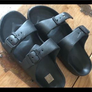 Black strap foam shoes